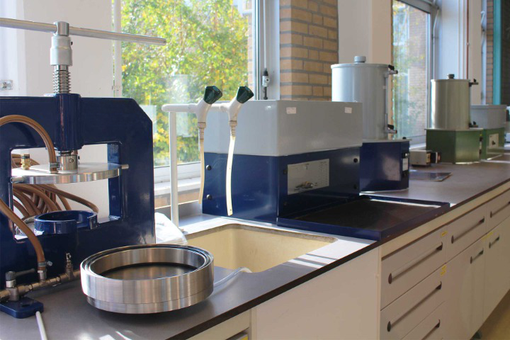 Soil laboratory testing equipment