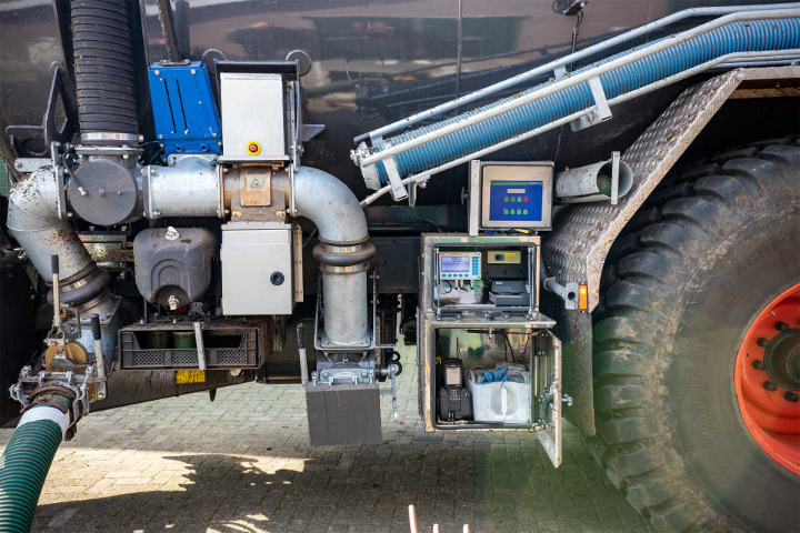 Fraud-proof automatic sampler for liquid manure